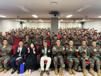 '전쟁터로 간 소크라테스' 군부대로 간 융기원 '융합문화콘서트'