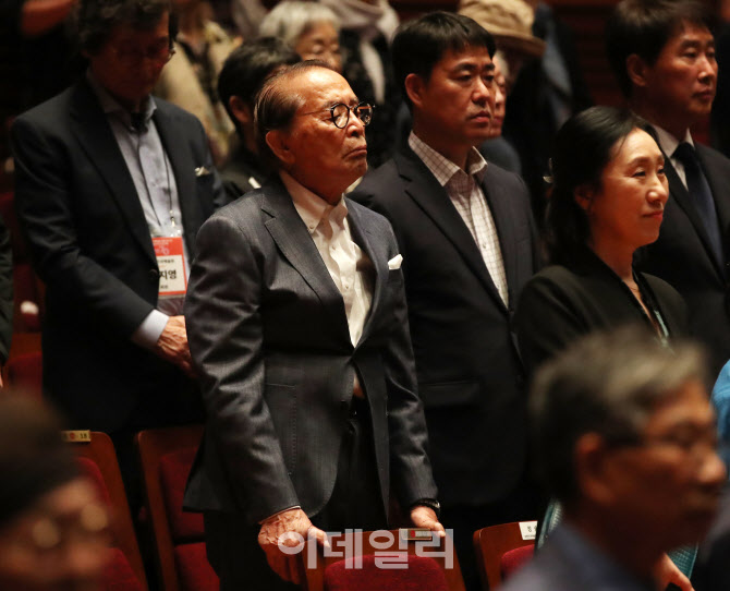 [포토] 예술원 70주년 참석한 신영균 원로배우