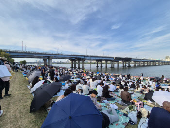 “텐트 치고 밤샘”…불꽃축제 생각에 설렘 가득한 여의도[르포]