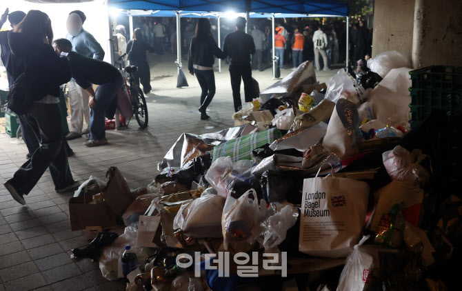 [포토]서울세계불꽃놀이 마친 한강공원은 쓰레기 천지