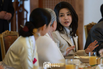 영부인 기획공연 의혹에…문체부 “김여사 중간에 왔다” 거듭 반박