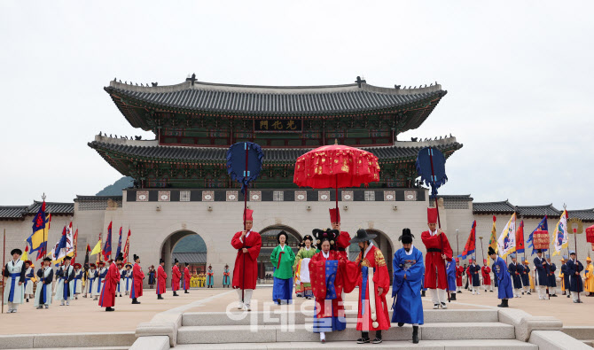 [포토]광화문 나서는 정조대왕 능 행차 행렬