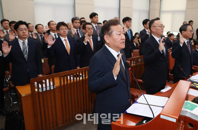 [포토]행안위 국정감사, '증인선서하는 이상민 장관'