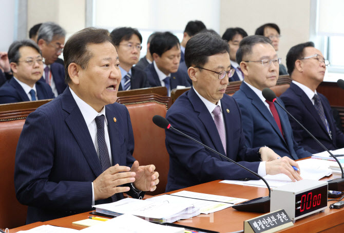 [포토]행안위 국정감사, '답변하는 이상민 장관'