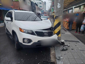 전봇대 쾅!…무면허 사고내고 달아난 30대, 7시간 만에 붙잡혀