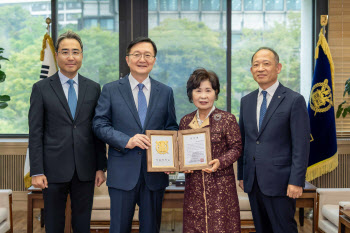 한국콜마, 서울대 발전재단에 2억원 기부