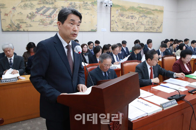 [포토]교육위 국정감사, '업무보고하는 이주호 부총리'