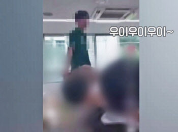 “학생회 소속이 수업 방해”…책상 올라가 괴성 지르는 ‘기행’의 목적