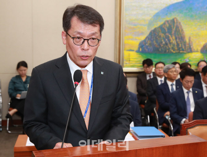 [포토]국정감사, '업무보고하는 김성태 중소기업은행장'