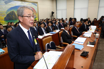 임종룡 "전 임원 친인척 신용정보 등록시키겠다"