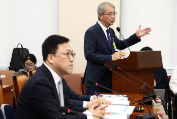 국감 나온 임종룡, '손태승 부당대출'에 "국민께 죄송"