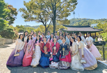 대한항공, 신입 외국인 승무원 대상 '한국 문화 알리기' 프로그램