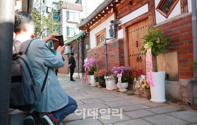 [포토]노벨문학상 쾌거, '한강 작가 자택 찾은 시민들'