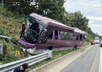 천안논산고속도로서 고속버스 가드레일 들이받아…5명 경상