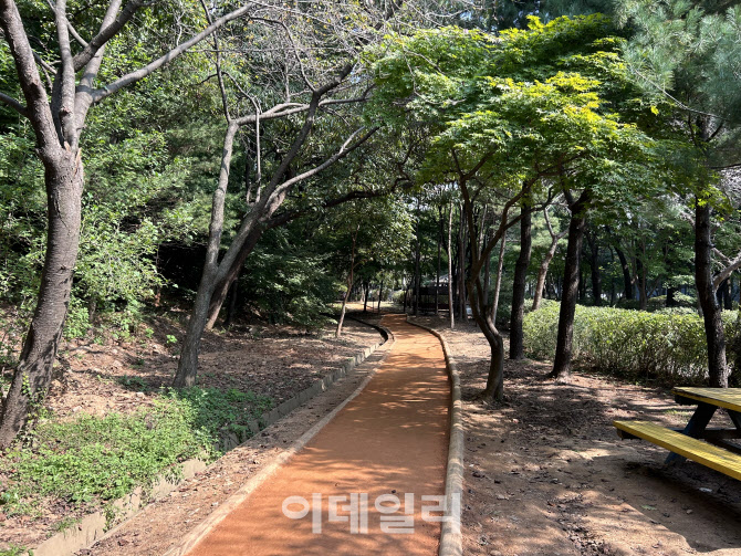 '어싱 열풍' 광명시, 도심 속 공원에 '맨발 걷기 길' 9곳 조성