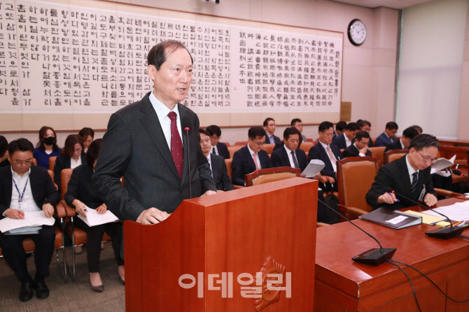 [포토]법사위 국정감사, '업무보고하는 이완규 법제처장'