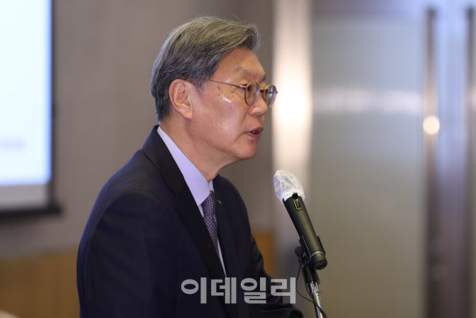 [포토]대담 문을 여는 김창범 한경협 상근부회장