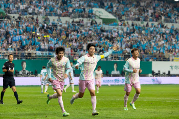 임영웅, 하나은행 자선축구대회 3.5만명 구름관중 모았다