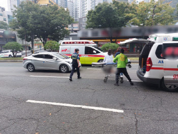 전국체전 마라톤 경기중 차량 난입…20대 선수 다리 부상