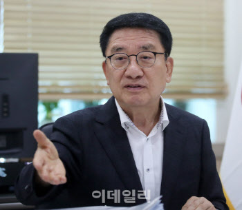 '주식 백지신탁 불복' 문헌일 구로구청장 자진 사퇴