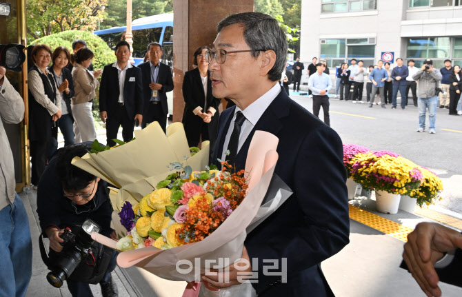 [포토]꽃다발 들고 교육청 들어서는 정근식 서울시교육감