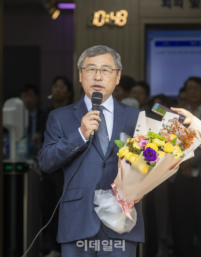 [포토]정근식 서울시교육감, 강남3구·용산구 빼고 전부 이겼다