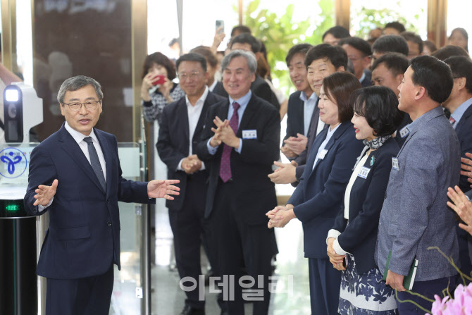 [포토]직원들과 이야기 나누는 정근식 서울교육감