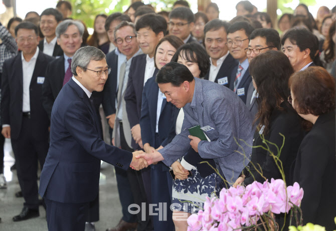 [포토]직원들과 인사 나누는 정근식 서울교육감