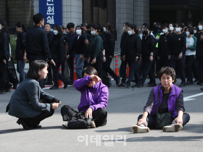 [포토] 허탈한 이태원 참사 유가족