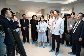 둔촌주공 방문한 오세훈 시장 "저출생 문제 해결 위해 주거지원 지속"(종합)