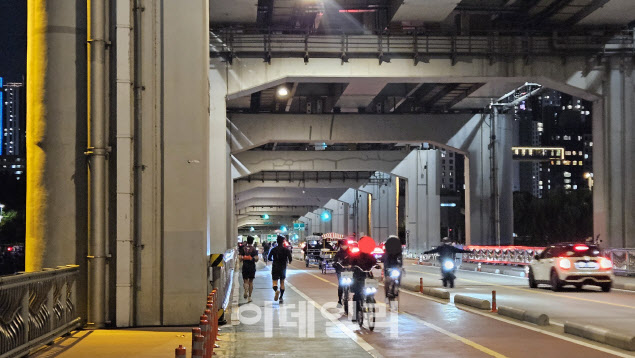 공원도, 인도도 `크루`에 점령당했다…도심 곳곳서 갈등 [르포]