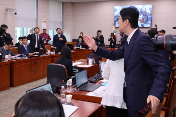 검찰 대상 법사위 국정감사, 여야 고성 속 1시간만에 정회