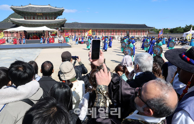 [포토]외국인 관광객들 눈길 사로잡는 조선의 군사의식