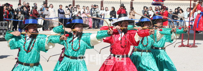 [포토]조선시대 왕의 호위군 사열식 '첩종', 경복궁서 재현