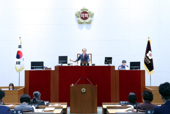 이탈표 방지용 '인증사진' 찍은 국민의힘 성남시의원 16명 檢 송치