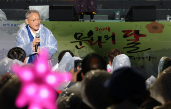 유인촌 장관, 남원서 `사랑가` 부르고, 담양 `명품숲` 걷다