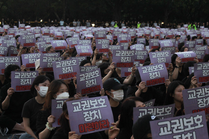 "교사가 문제학생 물리적 제지할 수 있어야…교육부 고시론 한계"