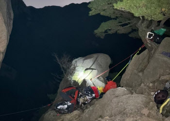 바람 부는 산비탈에서 구조자 밤새 지킨 119 대원