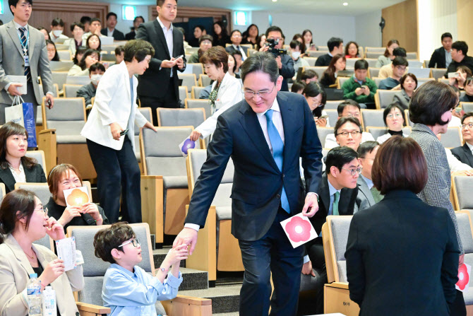 [포토]어린이 소아암 극복 행사서 웃음짓는 이재용 회장