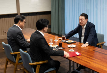 추경호, 韓 패싱만찬 참석 묻자 “여러 명 있는 자리 잠시갔다”