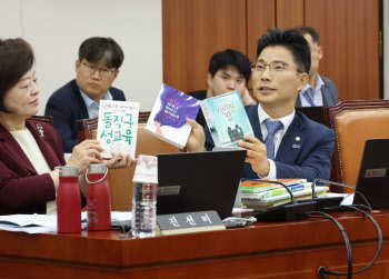 교육위 국감서 한강 ‘채식주의자’ 유해성 논란