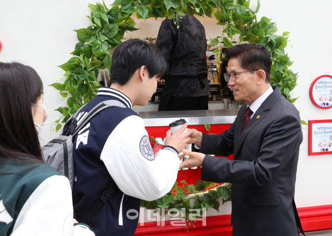 [포토] 건대생들에게 커피 나눠주는 김문수 장관