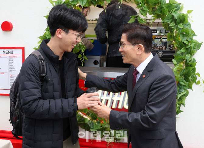 [포토] 건대생들 격려하는 김문수 고용노동부 장관