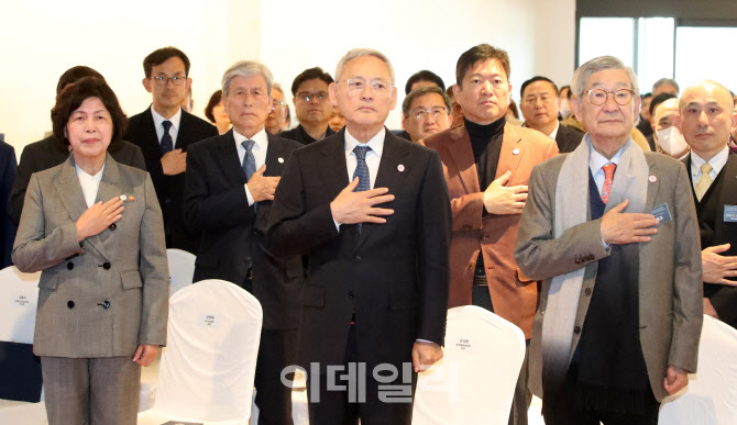 [포토]국기에 대한 경례하는 유인촌-강정애