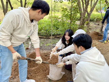 현대캐피탈 임직원들, 노을공원서 나무심기 사회공헌 활동