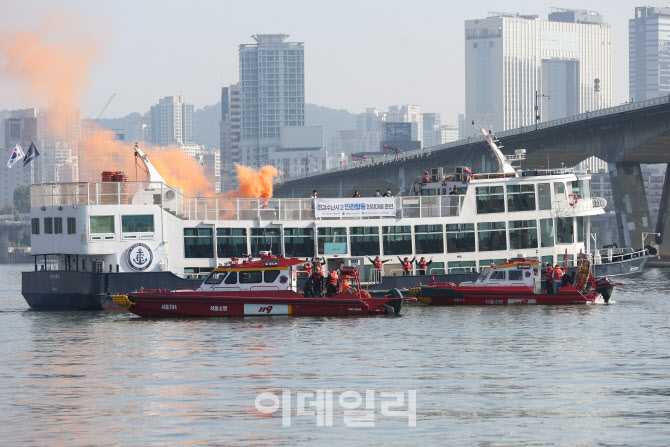 [포토]한강버스 화재 발생시 인명구조가 우선