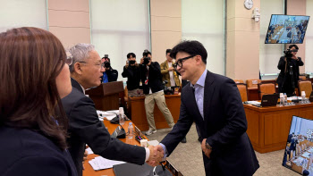  유인촌 장관과 인사하는 한동훈 국민의힘 당대표