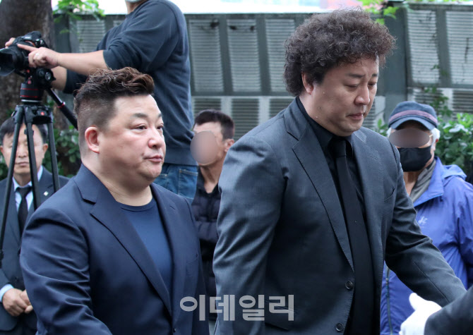 [포토]국민배우 김수미 영결식 참석한 방송인 윤정수-정준하