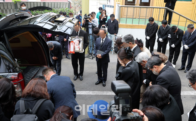 [포토]'고 김수미 발인' 마지막 배웅하는 고인의 가족들과 동료들