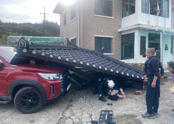 빨랫줄에 버스 걸려 마을 정자 지붕 무너져…2명 부상